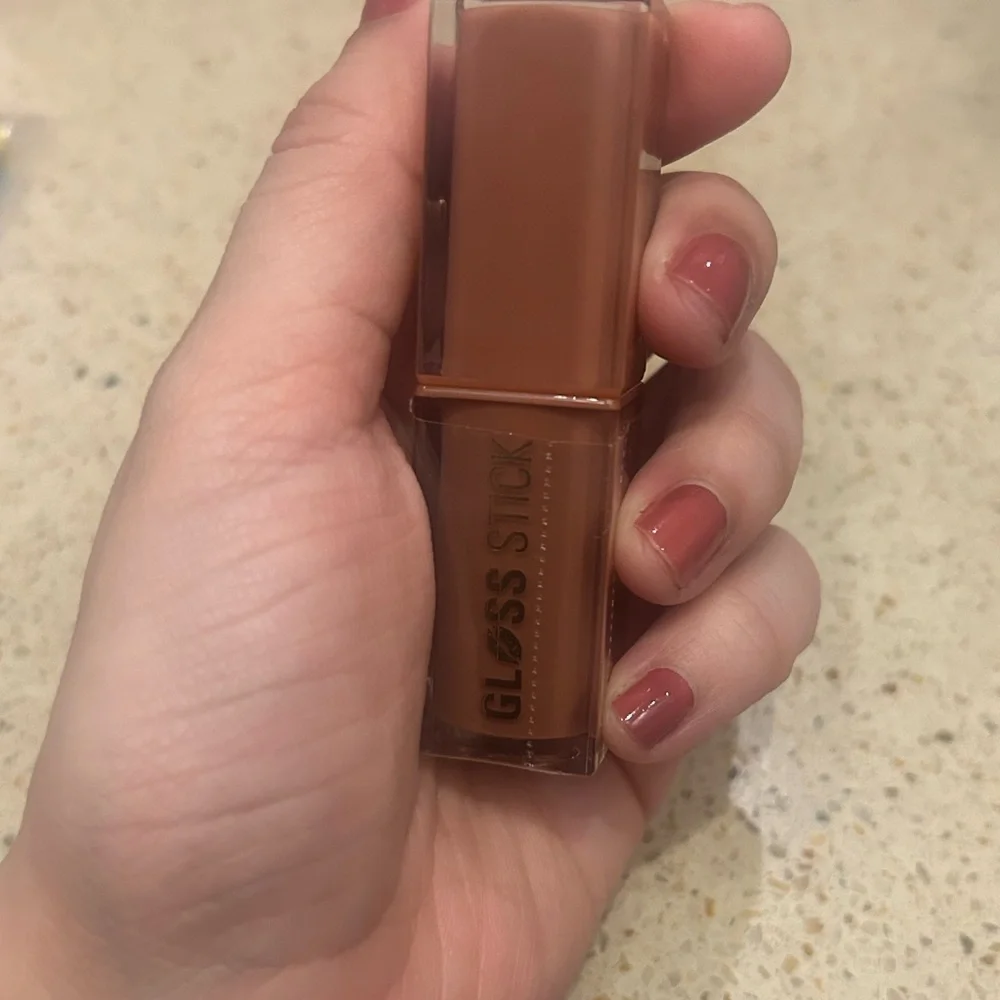 Makeup Revolution Pout Lip Gloss Stick